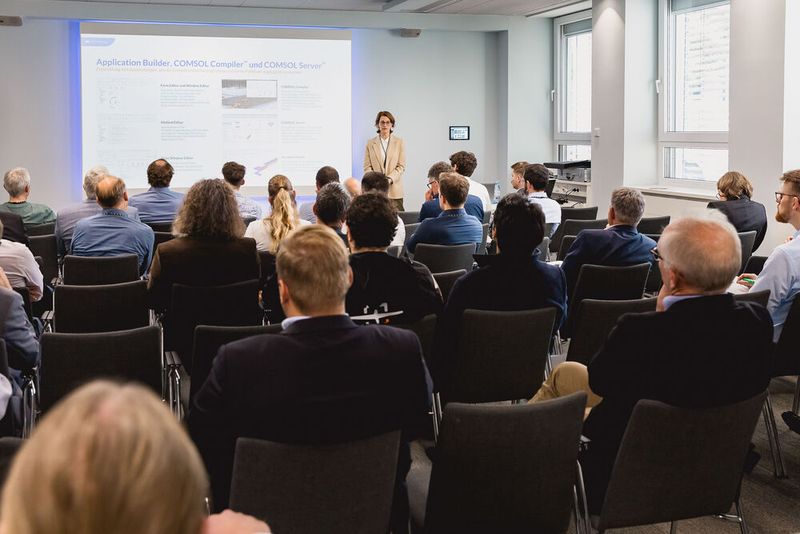 In zwei Workshops vertieften die Referenten die Simulation und ihre Vorteile. Hier zeigt Dr. Maria Iuga-Römer, Applications Manager, Comsol Multiphysics GmbH, wie Anwender zur Simulations-App kommen.   (Bild: Stefan Bausewein/VCG)