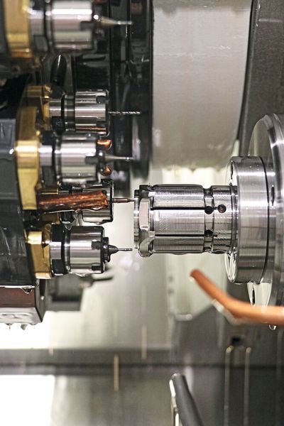 Mehr fräsen als drehen – dazu ist der 15-fach-Revolver der Biglia B 620YS mit über 30 Werkzeugen bestückt. Highlight sind die Vierfachhalter, deren angetriebene Werkzeuge für hochpräzise Bohr- und Fräsbearbeitungen sorgen. (Bild: teamtec)