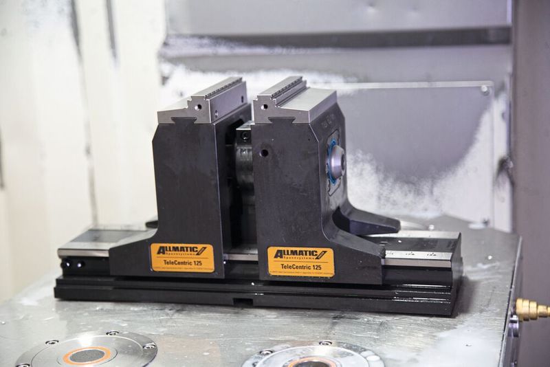 Der neue Tele Centric 125 bringt stolze 40 Kilonewton Spannkraft bei nur 60 Newtonmeter Anzugsmoment. Die Spannweite reicht von 44 bis 227 Millimeter. Mit Spannweiten-Adapter kann die Mindest-Spannweite von 44 auf 11 Millimeter reduziert werden.  (Bild: Allmatic-Jakob Spannsysteme GmbH)