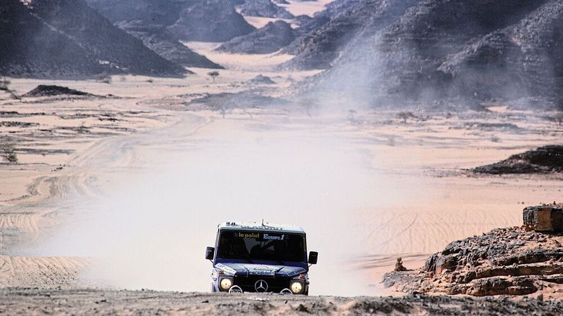 Im Jahr 1983 starteten 193 Autos, Buggys und Lastwagen sowie 111 Motorräder bei der Paris – Dakar. Lediglich 61 Autos und Lastwagen sowie 28 Motorräder erreichten das Ziel. (Bild: Mercedes-Benz AG)