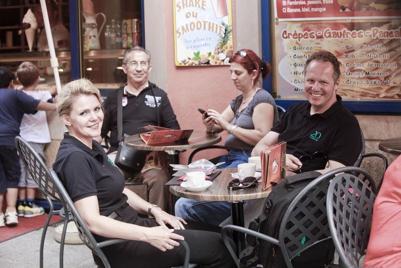 SoftEngine-Geschäftsführer Matthias Neumer mit seiner Ehefrau Sabine Neumer beim Kaffeetrinken in Straßburg. (Bild: SoftEngine)