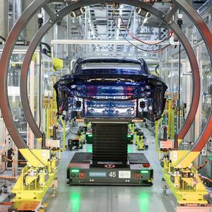 Statt klassischer Fließbänder kommen fahrerlose Transportsysteme zum Einsatz. Damit kann die Fertigung flexibel gestaltet werden. (Bild:  Siemens AG)