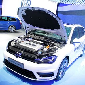 Das konzipierte Brennstoffzellensystem hat laut Unternehmen eine Antriebsleistung von 100 kW und beschleunigt in 10,0 Sekunden auf 100 km/h.