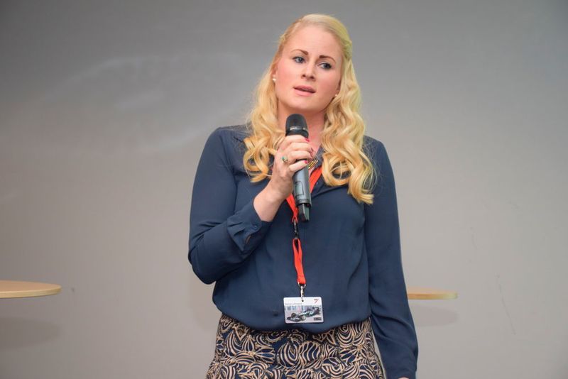  „Auch die Beschäftigung von Flüchtlingen kann für Betriebe eine Lösung sein“, berichtete Spies Hecker Marketingleiterin Bianca Leffelsend. (Wenz)