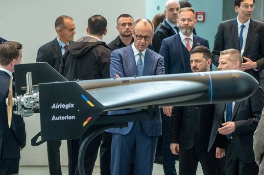 Hier sieht man eine Kamikaze-Drohne des Joint Ventures zwischen Auterion aus den USA und Airlogix aus der Ukraine, die im April auch den Bundeskanzler Friedrich Merz beeindruckte. Jetzt meldet man den Start der Massenfertigung von Drohnen in Deutschland ...(Bild:  Auterion / Airlogix)