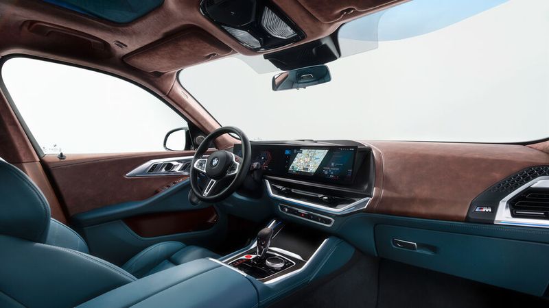 Das Interieur des XM präsentiert sich ebenso ungewöhnlich und expressiv wie die Außenhaut. (Bild: BMW)