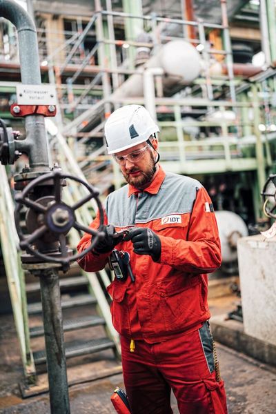 Unzureichende Montagequalität ist eine Hauptursache von Leckagen in Industrieanlagen und stellt eine Gefahr für Mensch und Umwelt dar. (Bild: IDT)