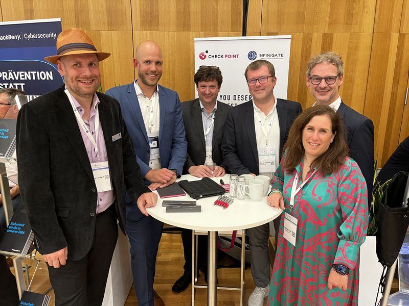 Damit etwas Farbe ins Spiel kommt, lohnt es sich immer auf die Dame zu warten - das Checkpoint Team mit Tobias Landgraf, (l.) Infinigate. (IT-BUSINESS)