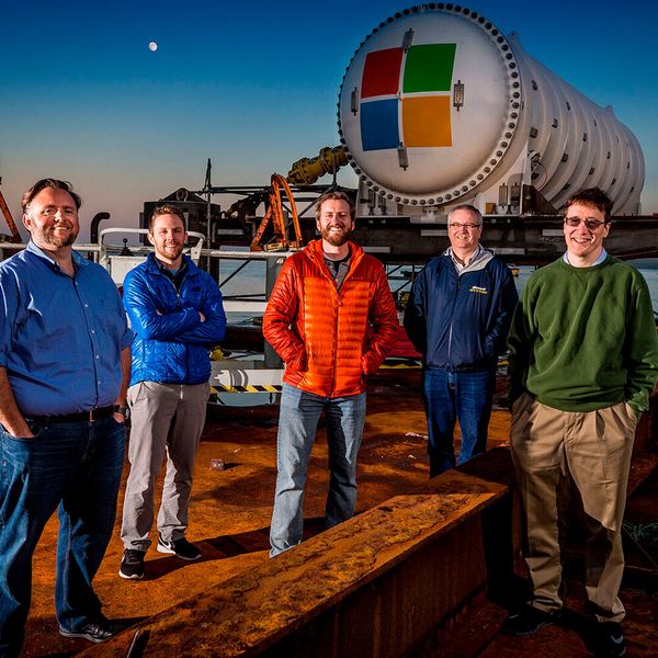 Project Natick by Microsoft - before it was sunk off the Scottish Orkney Islands and after it was raised. The container was less dirty than the project managers had expected after two years. According to Microsoft, the container and its contents were recycled and the seabed was restored to its original state. (Image:Microsoft)
