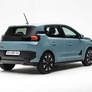 Mit 3,85 Metern Länge und 1,74 Metern Breite wächst der neue Spring deutlich gegenüber dem Vorgänger.(Bild:  Dacia)