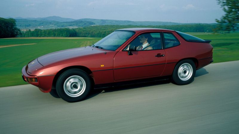  50 Jahre Porsche 924 – Nachfolger des VW-Porsche 914 und Auftakt zu einer Serie erfolgreicher Sportwagen in Transaxle-Bauweise. (Bild: Porsche)