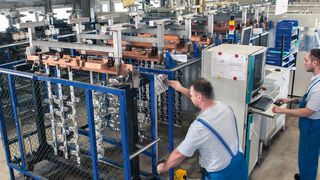 Vollautomatische Großteilanlage zur plasmachemischen Beschichtung im AHC-Werk Berlin. (AHC Oberflächentechnik)