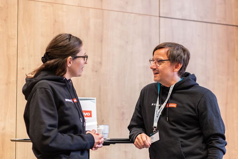 Paulina Nolden (topi GmbH) und Andro Jendrike (Synaxon) im Gespräch (Bild: Synaxon)