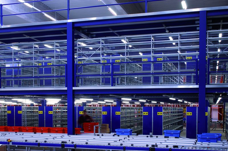 Mehrgeschossige Bühnenanlage mit integriertem Fachbodensystem und angeschlossenem Palettenregal.  Bild: SV Regalsysteme (Archiv: Vogel Business Media)
