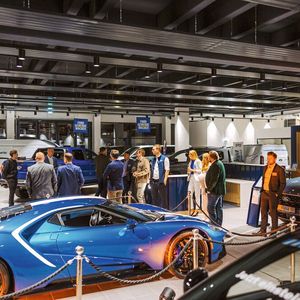 Den neuen Ford-Verkaufsraum dominierte zur Eröffnungsfeier eindeutig der anwesende GT. (Bild:  AVAG/Martin Augsburger)