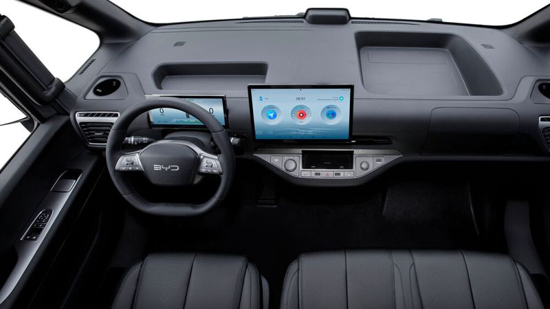 Das Cockpit des E-Vali ist weitreichend digitalisiert und aufgeräumt. Hinzu kommen viele praktische Ablagen. (Bild: BYD)