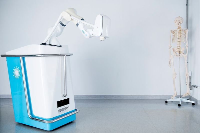 Carlo soll die Ergebnisse der Knochenchirurgie radikal verbessern, indem mechanische Schneideinstrumente durch berührungslose „kalte“ Laser-Photoablation und Medizinroboter ersetzt werden. (Kuka)