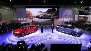 Vinfast auf der LA Auto Show 2021: Markenchef Michael Lohscheller (li.) bei der Präsentation des VF e35 und e36.  (Bild: Vinfast)