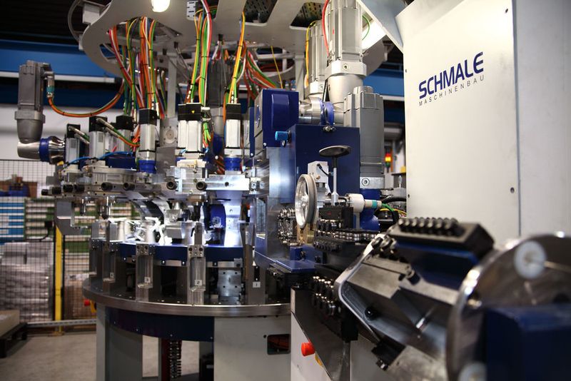Schmale Maschinenbau hat die Drahtbiegemaschine Speedmax als Rundtaktmaschine konzipiert. (Schmale Maschinenbau)