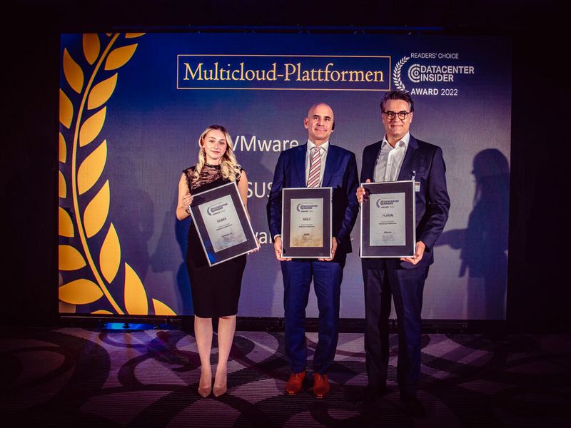 Multicloud-Plattformen braucht es, damit sich Entwickler und Administratoren am cloudy sky zurechtfinden. Viele Anbieter versprechen, dass sie das bieten können. Folgenden Firmen trauen die Leser eine solche Technik auch zu: VMware gewinnt Platin, Aleks Francuz holt den Preis ab, Suse gewinnt Gold, Holger Pfister hält den Preis in den Händen und die Software AG erhält Silber.  (Bild: krassevideos.de/ VIT)