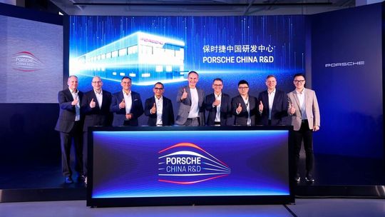 Allgemeine Aufbruchstimmung bei Porsche China. Denn jetzt hat man das neue Forschungs- und Entwicklungszentrum in Shanghai offiziell eröffnet, um noch intensiver die Strategie „In China für China“ verfolgen zu können. Hier einige Details ...(Bild:  Porsche)