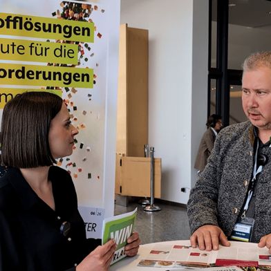 PlastXnow-Redakteurin Melanie Ehrhardt im Gespräch mit Andreas Eder während des Biopolymer Kongress 2026 in Halle (Saale). (Bild: PXN)