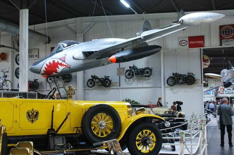 --- als Postauto in Kombination mit Flugzeug .... (Archiv: Vogel Business Media)