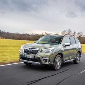 Angefahren wird also immer elektrisch, nur in der Praxis springt der Benziner selbst mit äußerst sanftem Gasfuß in der Regel schon nach wenigen Metern an.(Bild:  Subaru)