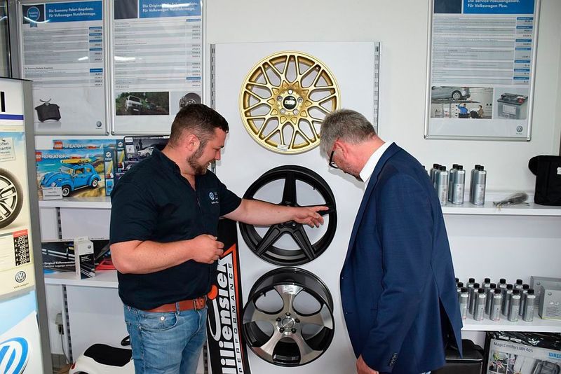 Teiledienstleiter Stefan Schulze (li.) präsentiert Herbert Tenbrock vom TÜV Nord das Felgenprogramm. (Jan Rosenow)