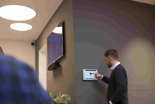 (iHaus vernetzt und automatisiert die innovativen Zumtobel Lichtlösungen auf seiner intelligenten Plattform mit dem professionellen KNX Standard und Systemen aus dem Internet of Things. Bildquelle: iHaus AG)