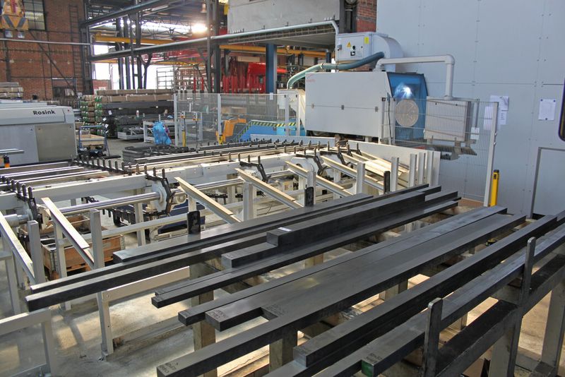 Die automatische Kreissäge Variospeed C 15 von Kasto wird über ein Vorlagemagazin mit Stabmaterial in Abschnitten von 3 oder 6 m Länge versorgt. (Bild: Kasto)