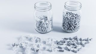 Aus Flocken, Folienreste oder Fasern werden im Recycling Technikum der NMB rieselfähige Pellets. (Bild: Neue Materialien Bayreutz)