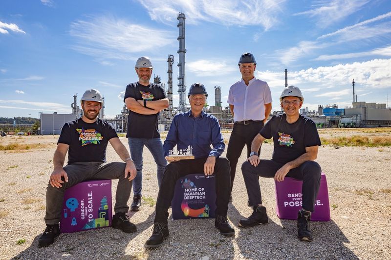 From left: ISG Managing Director Dominik Gschwendtner, Business Development Manager Christian Eichner, Furanova CEO Dr. Oliver Bolzern, Furanova COO Dr. Christian Keck, ISG Managing Director Dr. Christoph von Reden.(Bild:  Heiner Heine)