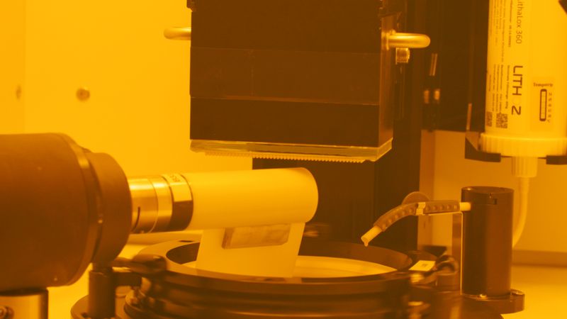 Beim LCM-Verfahren (Lithography based Ceramic Manufacturing) wird die kopfüber hängende Bauplattform wiederkehrend in eine Wanne mit photoreaktivem Schlicker getaucht und dieser selektiv mit blauem Licht ausgehärtet. (Bild: Sinto Advanced Ceramics Europe GmbH)