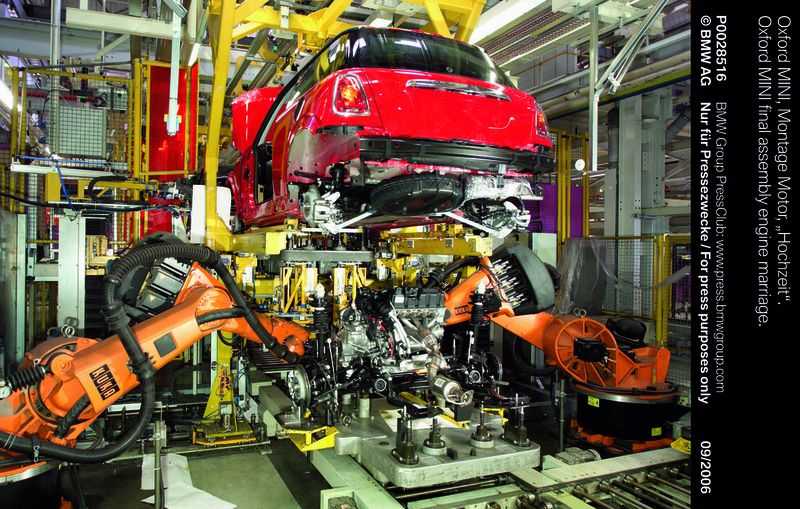 1 Die Hochzeit: Oxford MINI, Motor-Montage  Bilder: BMW Group (Archiv: Vogel Business Media)