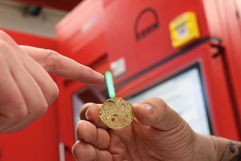 Bei der ersten wie der letzten Uhrenplatine entspricht die Bauteilgenauigkeit mikrometergenau der Vorgabetoleranz. (Bild: Kern Mikrotechnik GmbH)