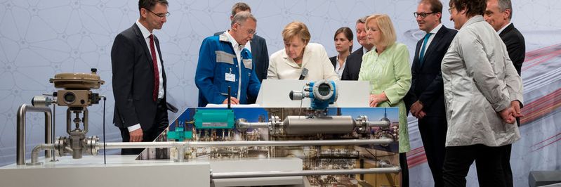 Eine Plattform für Indutrie 4.0 in der Chemie: BASF, SAP, Pepperl+Fuchs, Samson und Endress+Hauser präsentierten Bundeskanzlerin Angela Merkel gemeinsam die Möglichkeiten der Digitalisierung.(Bild:  Maurice Weiss BMWi/Ostkreuz)