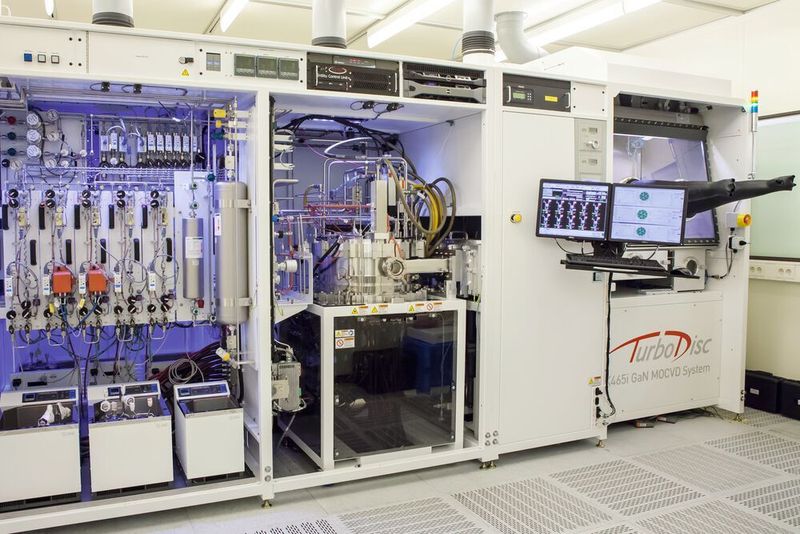 Um die komplexen Geräte beim Reinigen nicht zu beschädigen, muss das Personal über das nötige Fachwissen und Fingerspitzengefühl verfügen. (Fraunhofer IAF)
