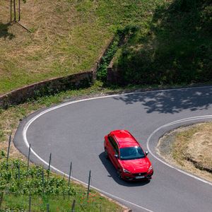 Der Turbomotor sorgt zwar nicht für über Gebühr sportliche, aber doch souveräne Fahrleistungen.(Bild:  Seat)