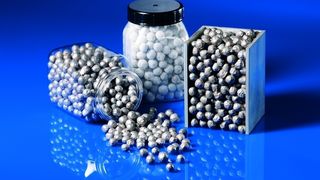 APM-Aluminiumschaum  in Form einzelner Elemente (links), mit Klebstoffbeschichtung (mitte) und als gefülltes Hohlprofil (rechts) 
     Bilder: Fraunhofer-IFAM (Archiv: Vogel Business Media)