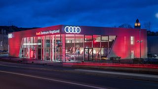 Das Audi-Zentrum Vogtland stand nach nur acht Monaten Bauzeit. Die Carl-Gruppe investierte rund sechs Millionen Euro in den Neubau. (Bild: ACC Autocentrum)