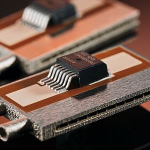 Diese Orklas-Elektronikkomponente sitzt auf einem 3D-lasergedruckten Mikrokühler. So konnte das Gewicht von 11 auf 0,6 kg drastisch gesenkt werden.(Bild:  Fraunhofer-ILT)