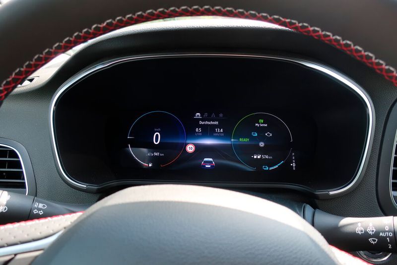 Der Mégane verbrauchte 0,5 Liter und 13,4 kWh pro 100 Kilometer. (Bild: Simon/»kfz-betrieb«)