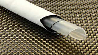 Die besondere MTI-Leitung (Membrane Tube Infusion) von DD-Compound sorgt bei der Laminatherstellung für einen reproduzierbareren Prozess bei der wichtigen Vakuuminfusion. (Bild: DD-Compound)