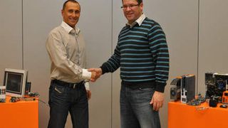Nach der Vertragsunterzeichnung: Links: Paolo Salvagno, Geschäftsführer B&R Industrie-Automation AG Frauenfeld, Rechts: Jonny Dörig, Leiter Business Unit Automation Pantec  (Bild: Pantec)