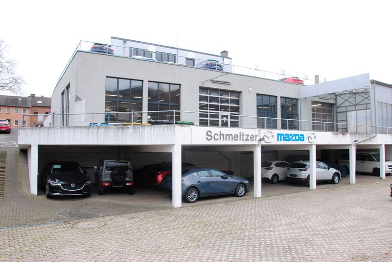 Trotzen allen Wetterverhältnissen: Da das Autohaus am Hang steht, bietet die Überdachung optimalen Schutz für die Fahrzeuge.  (Bild: Baeuchle/»kfz-betrieb«)