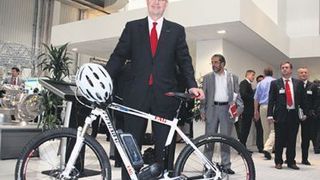 Robert Schullan, Vorsitzender der Geschäftsleitung Schaeffler-Gruppe Industrie ist begeistert vom neuen Drehmoment- und Drehzahl-Sensortretlager: „Erstmals wird dabei das gesamte Drehmoment aus der Summe der Trittkraft von linkem und rechten Pedal ermittelt. Bild: Schäfer (Archiv: Vogel Business Media)