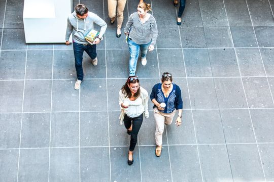 Beim dualen Studiengang der DHBW Heilbronn sind die Studierenden jeweils zwölf Wochen in der Hochschule und zwölf Wochen in den Autohäusern.(Bild:  DHBW Heilbronn/magmell)