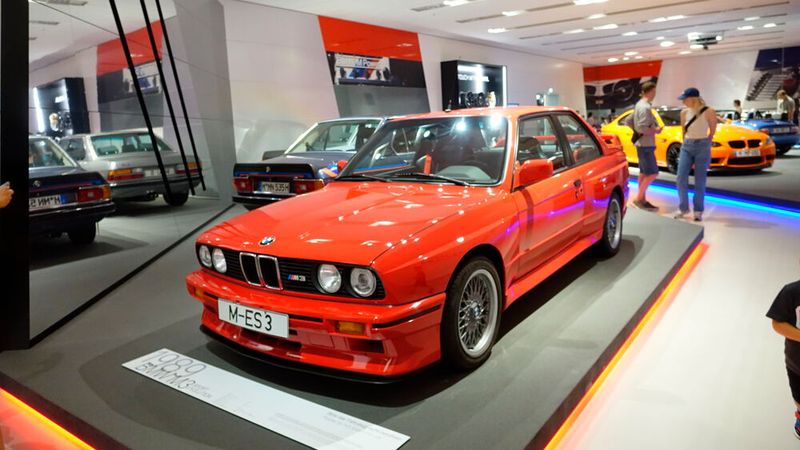 Der BMW M3 diente zunächst als Basisfahrzeug für die Homologation in der Gruppe A und wurde einer der erfolgreichsten Renn-Tourenwagen aller Zeiten, so etwa in der DTM. Das Fahrzeug wurde von der BMW M GmbH, einer Tochterfirma von BMW, entwickelt und produziert. Der BMW M3 war als zweitürige Limousine und als Cabriolet lieferbar. Der Radstand war um 5 mm verkürzt, und die Kotflügel waren für das verbreiterte Fahrwerk mit größerer Bremsanlage ausgestellt. Die Limousine bekam einen Heckscheibenaufsatz mit flach stehender Heckscheibe samt erhöhtem Kunststoff-Kofferraumdeckel mit Spoiler.  (Bild: Dominsky – VCG)