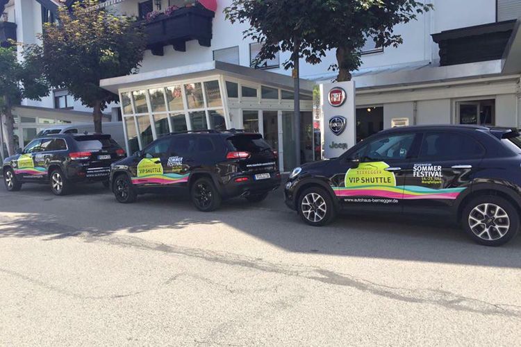 Während des jährlich stattfindenden Sommerfestivals in Rosenheim übernimmt das Autohaus Bernegger den Shuttle-Service der VIPs. Dieses Jahr sind unter anderem Sting, Shaggy und die Fantastischen Vier mit dabei. (Bild: Autohaus Bernegger)